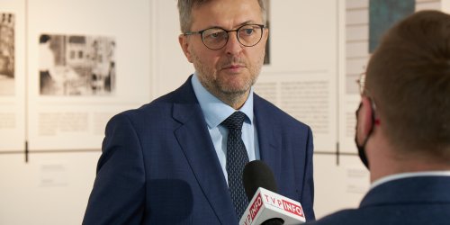 Otwarcie wystawy „Enigma. Zagadka rozwiązana". Na pierwszym planie Robert Kostro, dyrektor Muzeum Historii Polski w Warszawie.