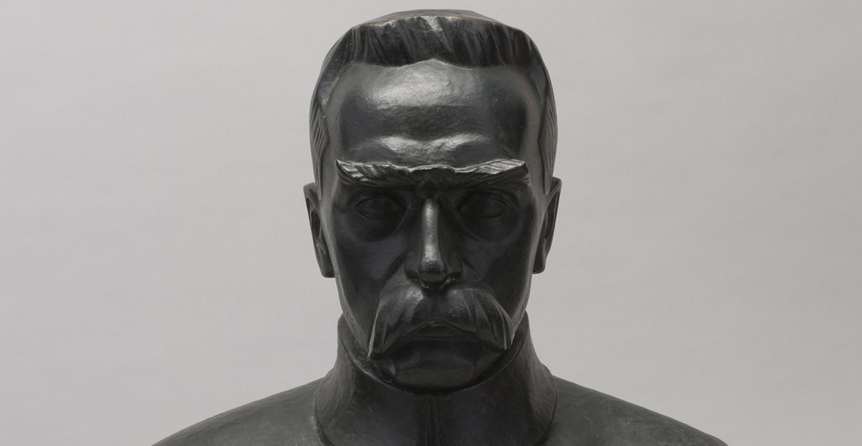 photo of the bust of Józef Piłsudski in uniform