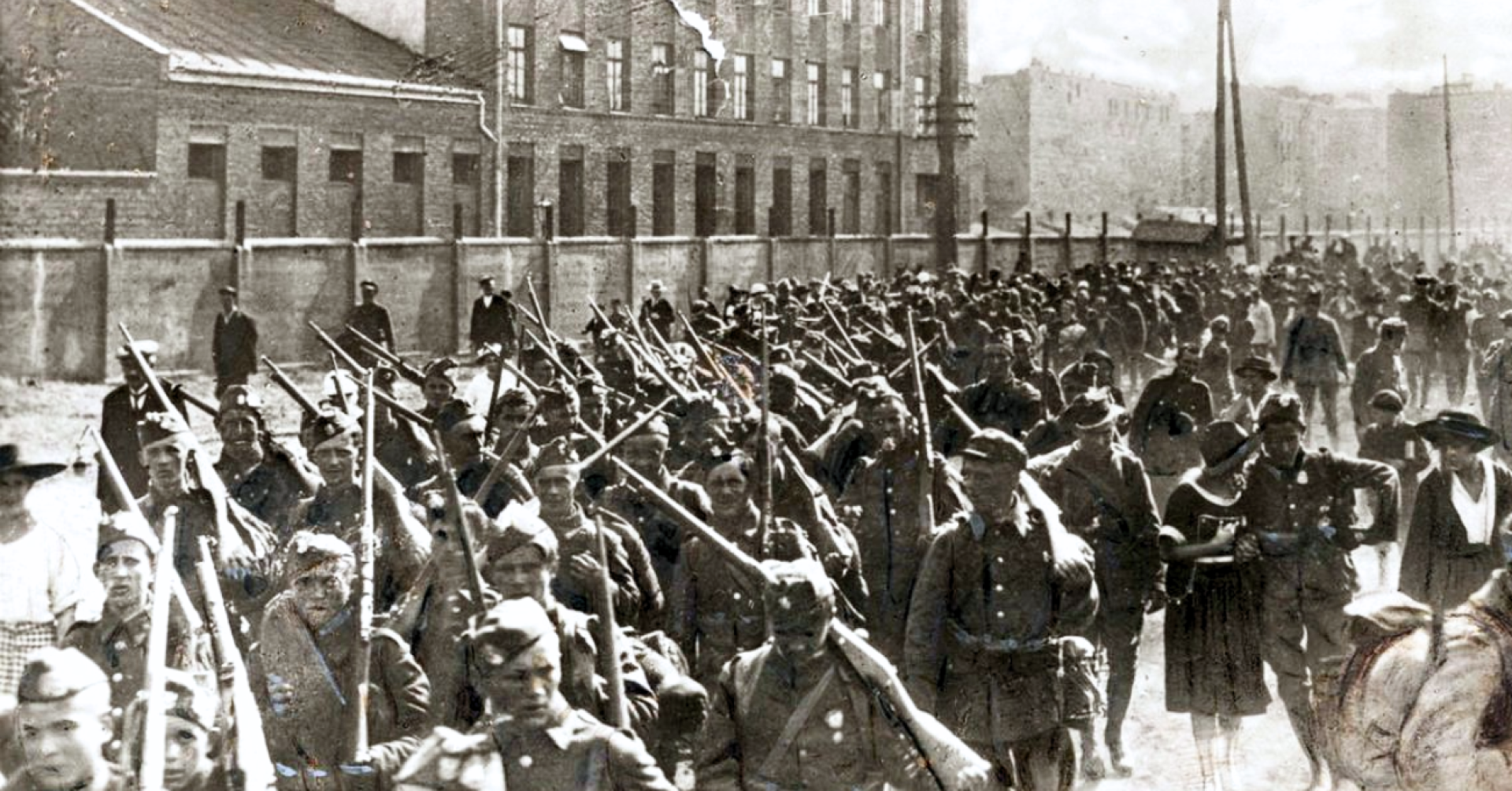 Piechota polska w marszu na front przed bitwą warszawską, zdjęcie z 1920 roku.