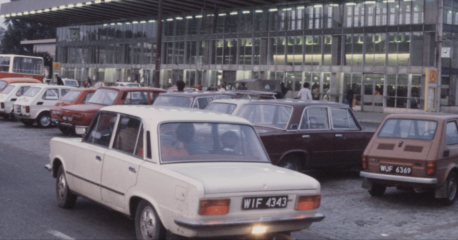 Fiat 125 przed dworce w Warszawie, lata 70. XX wieku.