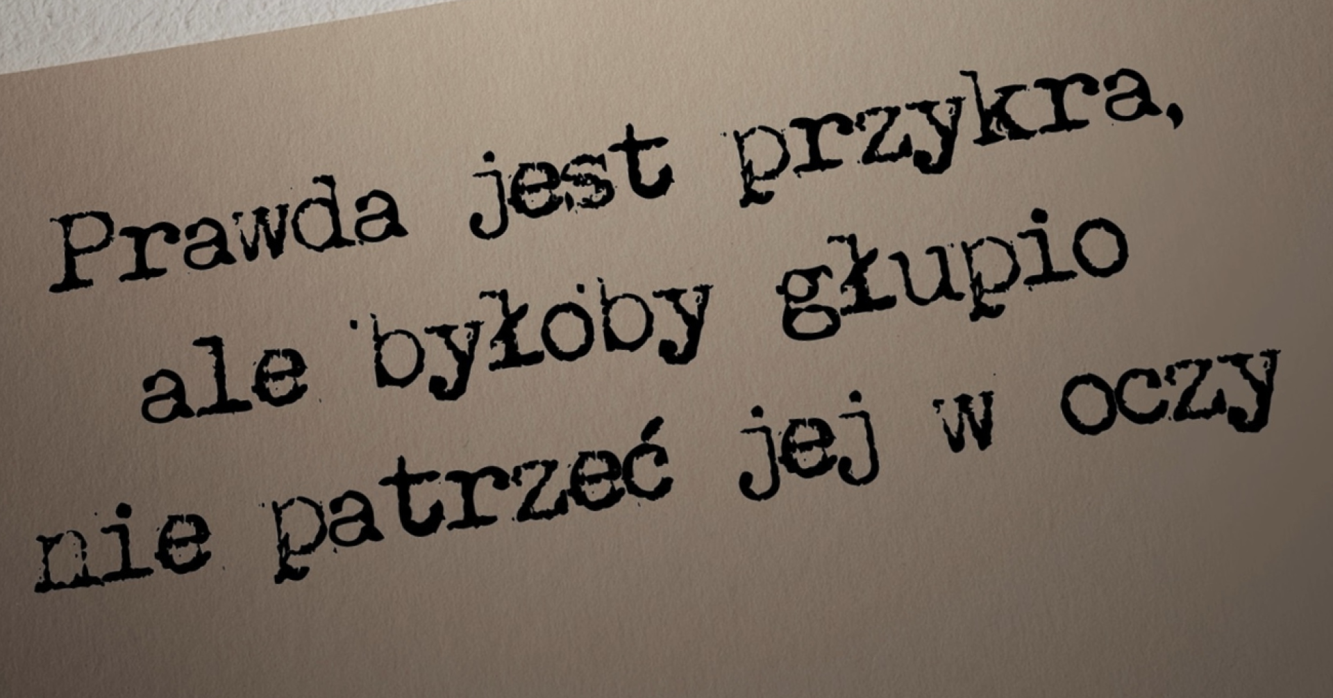 Kadr z filmu z napisem: prawda jest przykra, ale byłoby głupio nie patrzeć jej w oczy.