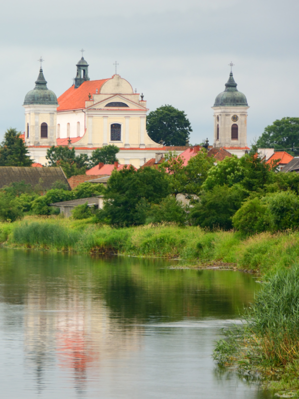 Tykocin, widok na kościół od strony rzeki