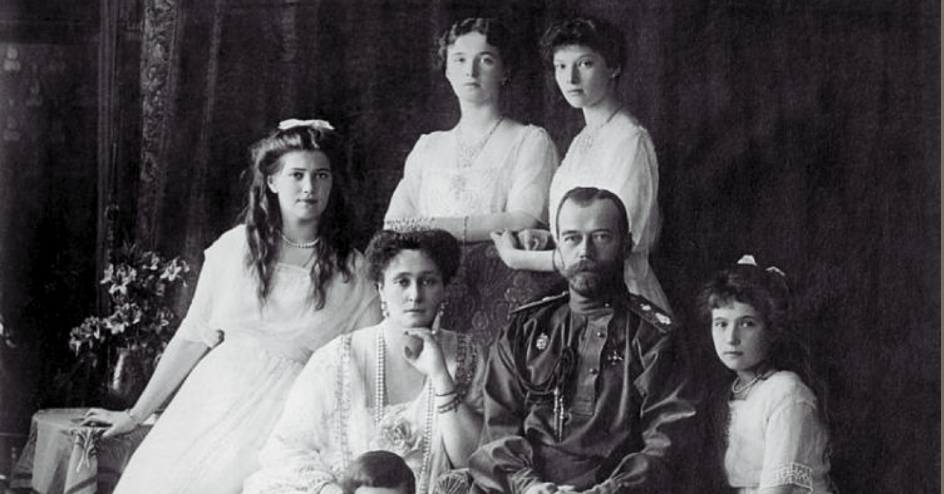 Tsar Nicholas II with his family, archival photo.