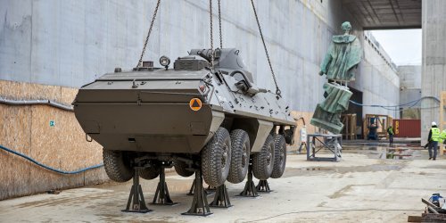 The first, large-size exhibits at the MHP permanent exhibition - here the SKOT armored personnel carrier and the demolished monument to Dzerzhinsky from the communist period