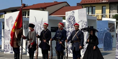 Wernisaż wystawy „Powstali 1863-64" w Małogoszczu, Plac Kościuszki. Rekonstruktorzy historyczni w strojach z czasów powstania styczniowego.