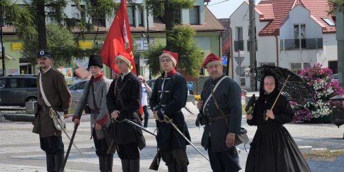 Wernisaż wystawy „Powstali 1863-64" w Małogoszczu, Plac Kościuszki. Rekonstruktorzy historyczni w strojach z czasów powstania styczniowego.