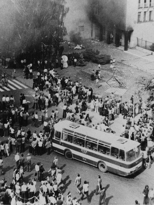 Fotografia przedstawiająca protest 26 czerwca 1976 roku w Radomiu przed budynkiem KW PZPR. Widok z ulicy 1-go Maja.