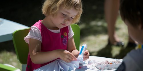 Dzieci w wieku przedszkolnym w czasie aktywności edukacyjnych organizowanych przez Muzeum Historii Polski.