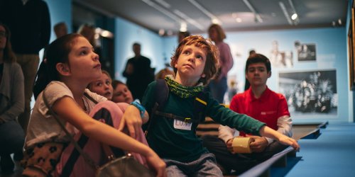 Dzieci w wieku przedszkolnym w czasie aktywności edukacyjnych organizowanych przez Muzeum Historii Polski.