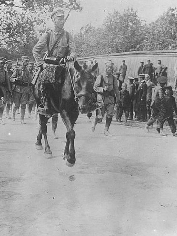 Kompania kadrowa maszeruje przez Kielce. Sierpień 1914