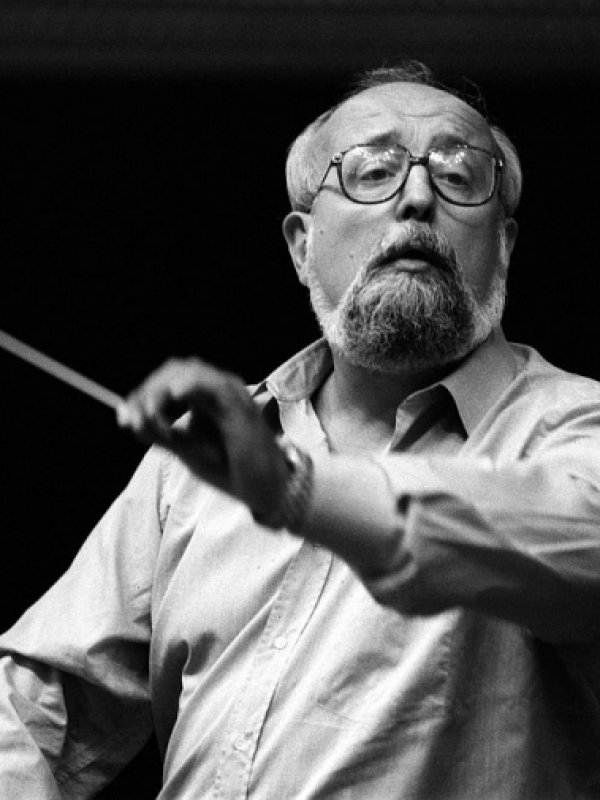 zdjęcie czarno-białe Krzysztof Penderecki z batutą