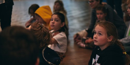 Dzieci w wieku wczesnoszkolnym w czasie zajęć edukacyjnych MHP.  