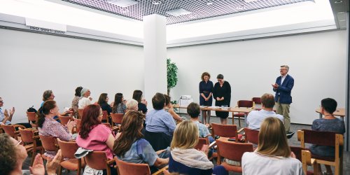 Przewodnicy Muzeum odbierają certyfikaty z rąk dyrektora Muzeum, Roberta Kostro