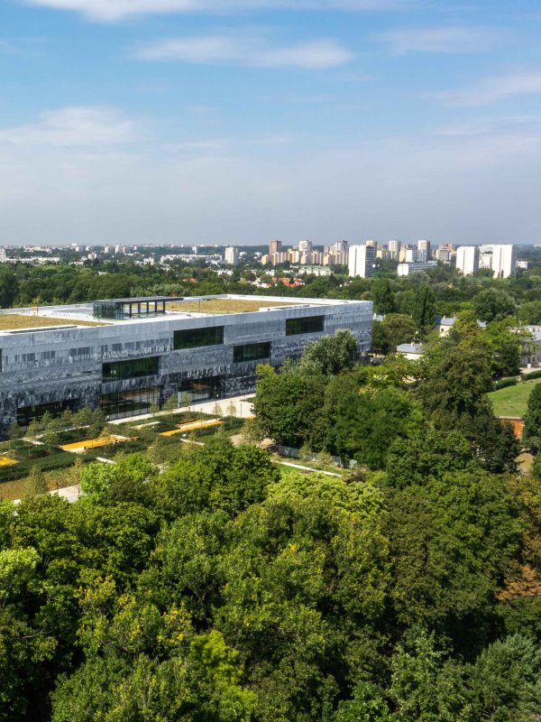 Zdjęcie budynku Muzeum Historii Polski z lotu ptaka, w tle zieleń Cytadeli Warszawskiej.