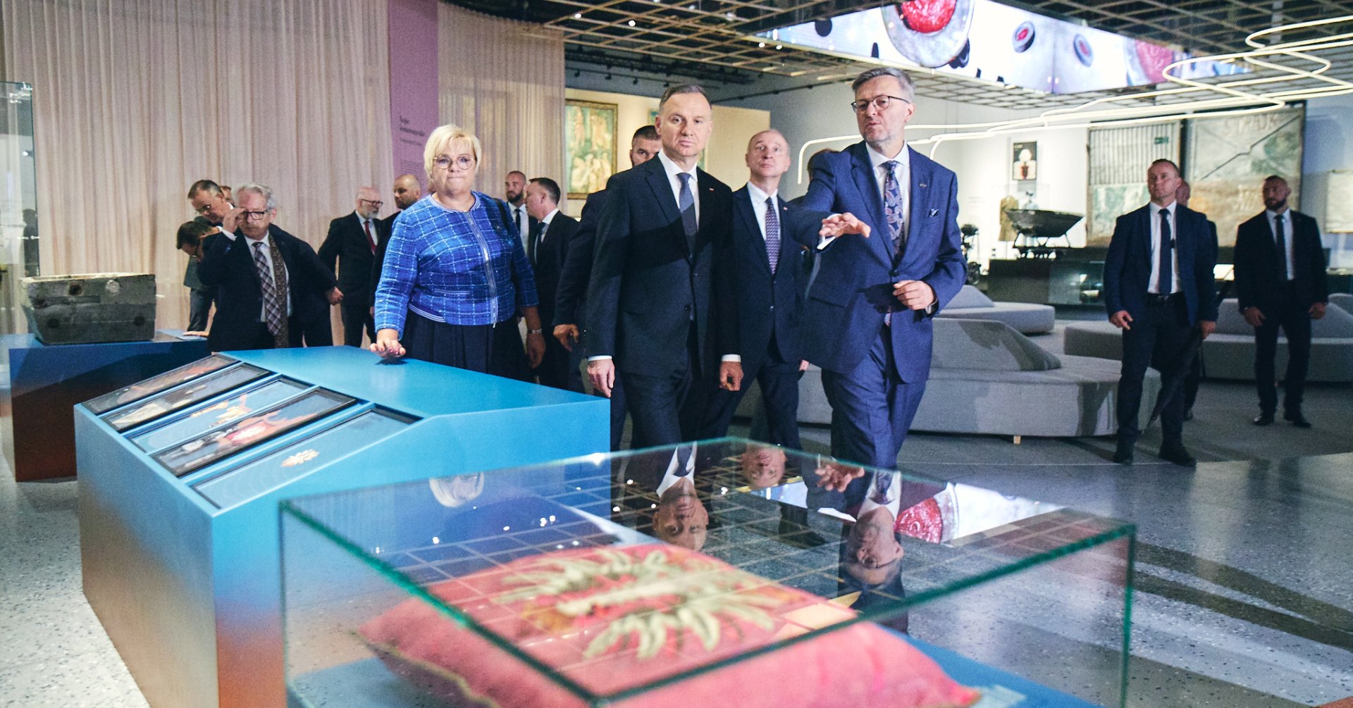 photo of the President of the Republic of Poland visiting the exhibition at the Polish History Museum