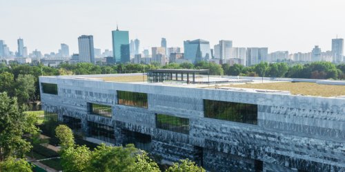 Zdjęcia siedziby  muzeum z panoramą Warszawy w tle.