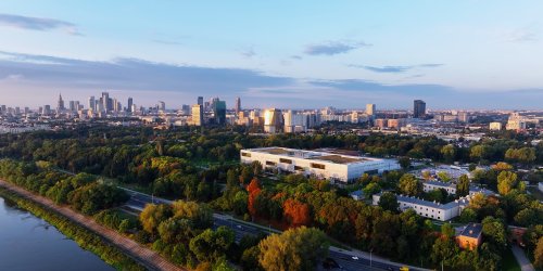 Zdjęcia siedziby  muzeum z panoramą Warszawy w tle.