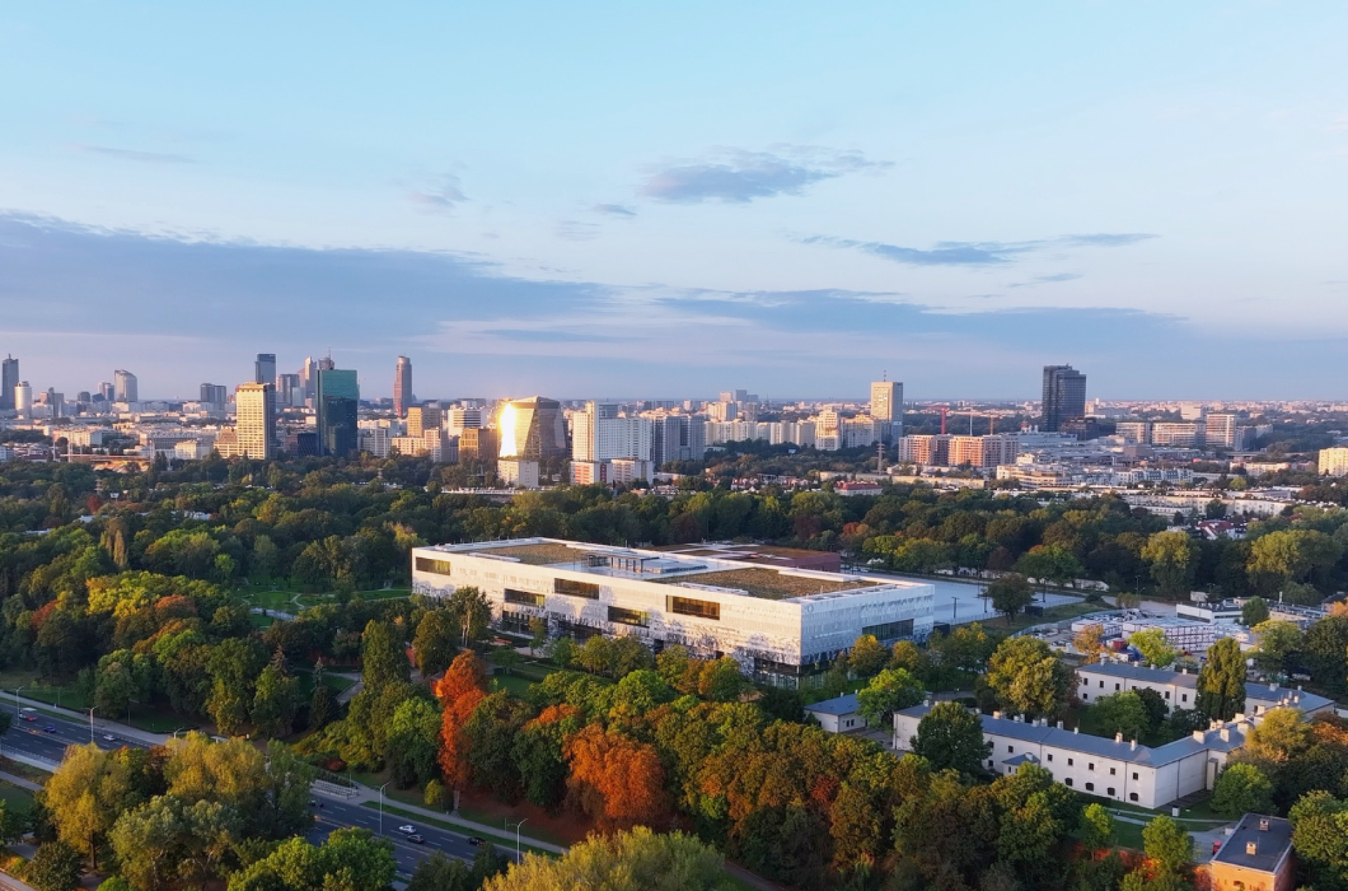 Widok na budynek Muzeum Hisotorii Polski od strony północno-zachodniej. W tle zieleń Cytadeli.