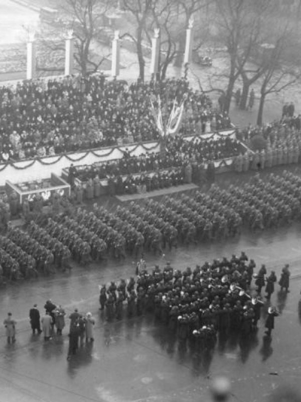 Obchody Święta Niepodległości w Warszawie - oddziały piechoty defilujące przed trybuną honorową. 11.11.1937. 