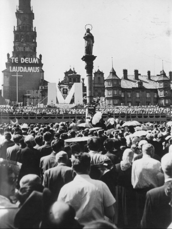 Obchody Święta Niepodległości w Warszawie - oddziały piechoty defilujące przed trybuną honorową. 11.11.1937. 