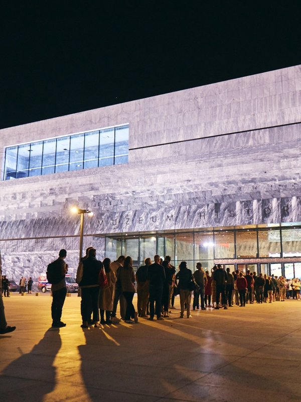 kolejka przed wejściem do muzeum historii polski